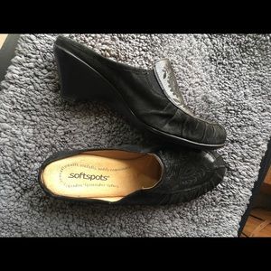 Softspots Womans slip on loafers black EUC 8.5W